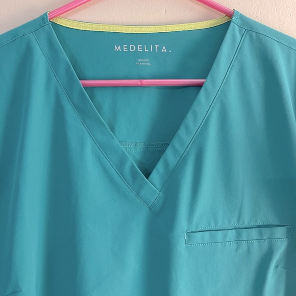 Medelita Vista Scrub Top - Picture 4 of 4